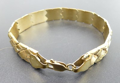 Lot 303 - A modern 9ct gold V-link bracelet, 9.7g, 19cm