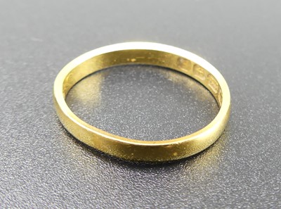 Lot 320 - A 22ct gold wedding band, 2.9g (misshapen)