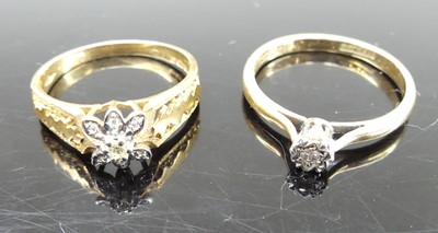 Lot 332 - A 9ct gold and illusion diamond set solitaire...