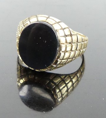 Lot 335 - A gent's 9ct gold and black onyx set signet...