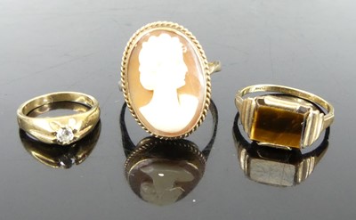 Lot 346 - A 9ct gold carved shell cameo dress ring, size...