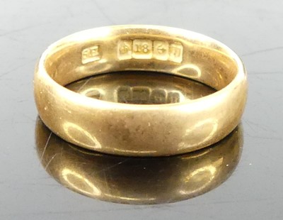 Lot 349 - An 18ct gold court shaped wedding band,...