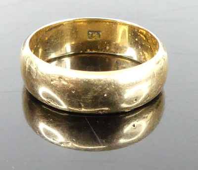 Lot 352 - A 14ct gold court shaped wedding band, 5.4g,...