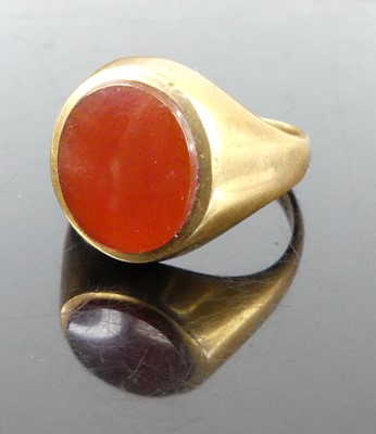 Lot 355 - A 9ct gold agate set signet ring, 6.7g, size T