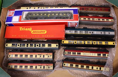 Lot 751 - Three trays containing 00 gauge related trains...