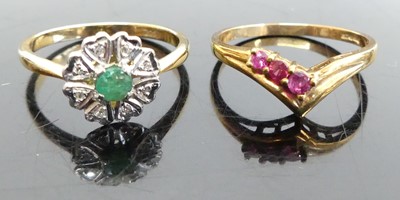 Lot 366 - An 18ct gold, emerald and diamond point set...