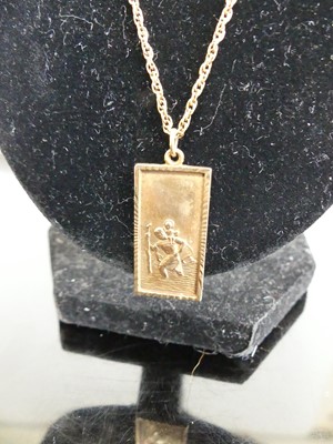 Lot 369 - A modern 9ct gold pendant on finelink neck...