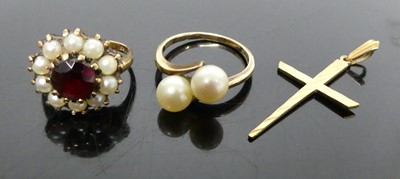 Lot 411 - A 9ct gold, garnet and cultured pearl set...