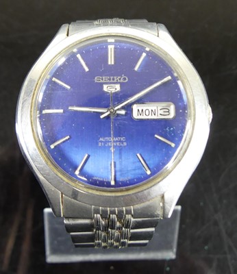 Lot 415 - A gent's Seiko 5 steel cased automatic...