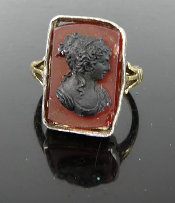 Lot 416 - A Victorian 18ct gold intaglio ring, 5.3g,...