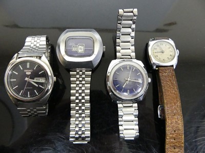 Lot 421 - A gent's Seiko 5 steel cased automatic...