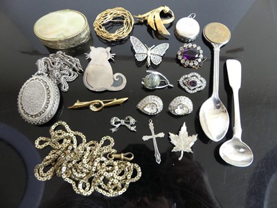 Lot 425 - A box of assorted costume jewellery, to...