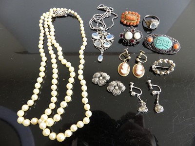 Lot 434 - Assorted costume jewellery to include faux...