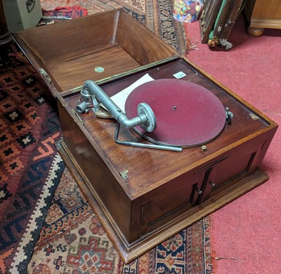 Lot 1305 - A 1930s walnut cased hinged table-top gramophone