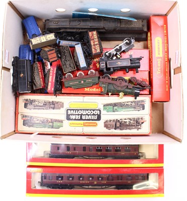 Lot 436 - A ‘mixed bag’ of 00 gauge items: Triang R59...