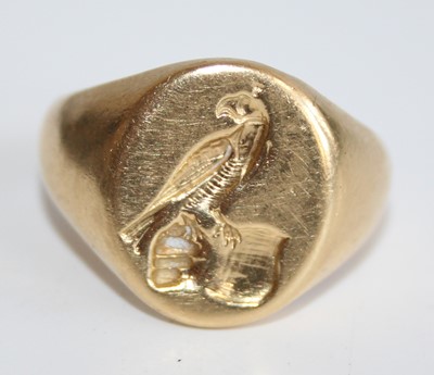 Lot 2800 - A gent's 18ct gold signet ring, the head...