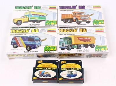 Lot 908 - LINDBERG HO scale, Truckin Big series Snapfit...