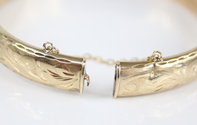 Lot 2463 - A Victorian style 9ct gold hinged bangle,...