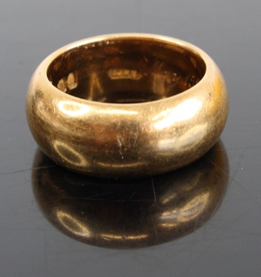Lot 2492 - A late Victorian 18ct gold wedding band...