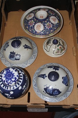 Lot 97 - A collection of Chinese ceramics to include a...