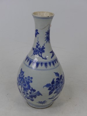 Lot 50 - A 19th century Chinese blue & white vase of...
