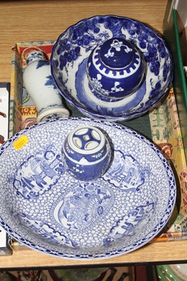 Lot 104 - A collection of ceramics to include Chinese...