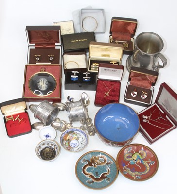 Lot 261 - Miscellaneous items to include a 9ct gold baby...