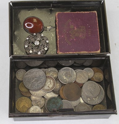 Lot 277 - A collection of mixed coinage and costume...