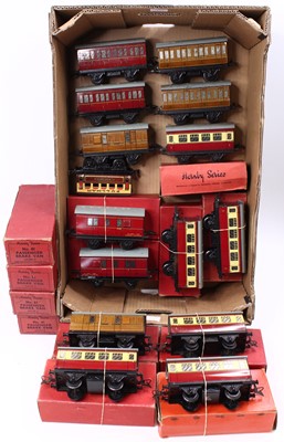 Lot 253 - A large tray containing approx. 17 Hornby...