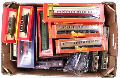 Lot 465 - Thirty four assorted coaches, mostly unboxed,...