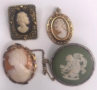 Lot 423 - A modern carved shell cameo pendant in 9ct...