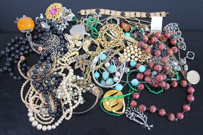 Lot 427 - Exotic costume jewellery to include rolled...