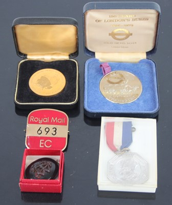 Lot 428 - A commemorative gold plated medallion,...