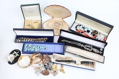 Lot 429 - Assorted costume jewellery to include beaded...