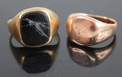 Lot 402 - A gent's 9ct gold and black onyx set signet...