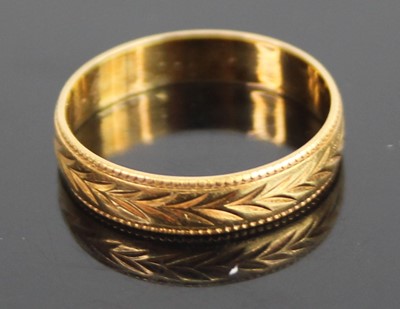 Lot 404 - An 18ct gold wheat-ear carved wedding band,...