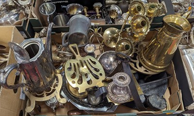 Lot 239 - A collection of metalware to include brass...