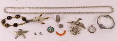 Lot 452 - A collection of jewellery to include white...