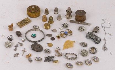 Lot 453 - A collection of jewellery to include George V...