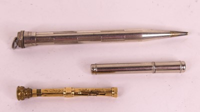 Lot 457 - A gilt metal seal top propelling pencil, l.6cm,...