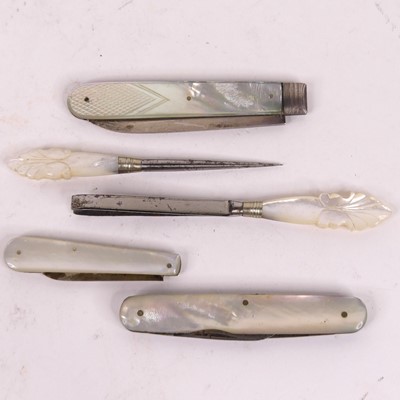 Lot 458 - A George III fruit knife having a mother of...