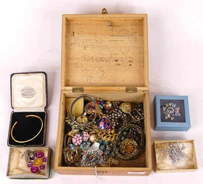 Lot 461 - A collection of costume jewellery to include...