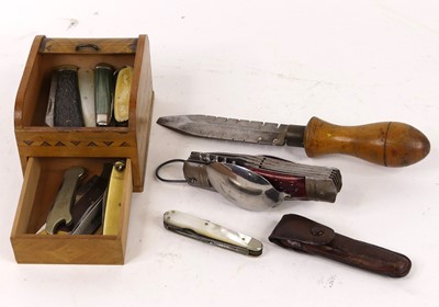 Lot 473 - A collection of knives, to include antler...