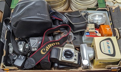 Lot 493 - A collection of vintage cameras to include...