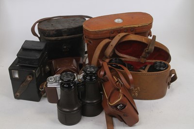 Lot 562 - A collection of vintage cameras and binoculars...