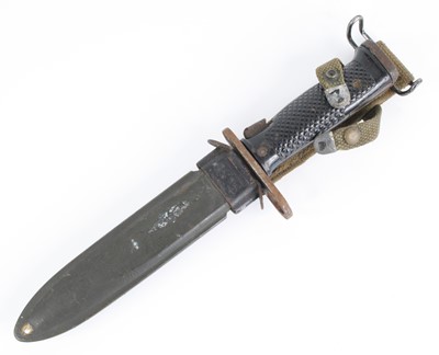 Lot 3185 - A U.S. M5 bayonet, having a 17cm blade and...