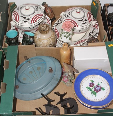 Lot 593 - A collection of ceramics and glassware to...