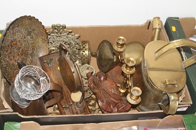 Lot 596 - A collection of metal ware and other items to...