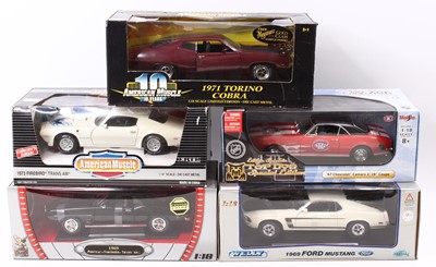 Lot 1075 - Five boxed 1/18 scale modern issue diecast...