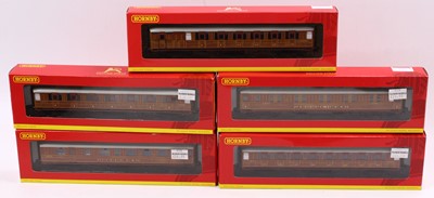 Lot 585 - Five Hornby LNER 61ft6in corridor coaches:...